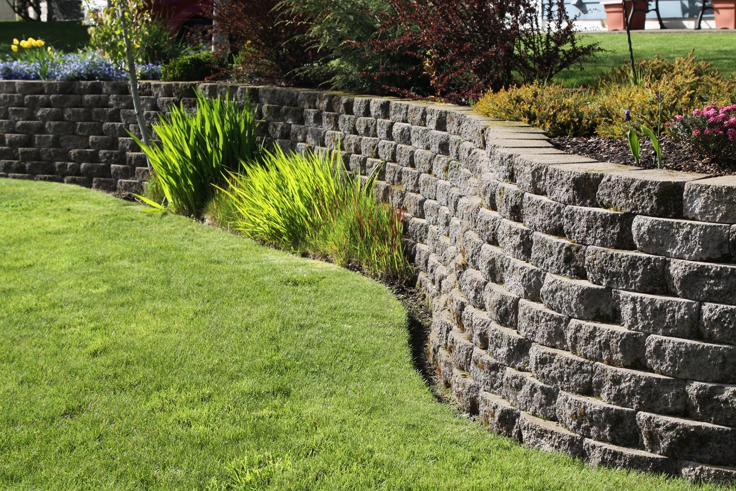 cobblestone-bricks-retaining-wall-469909496
